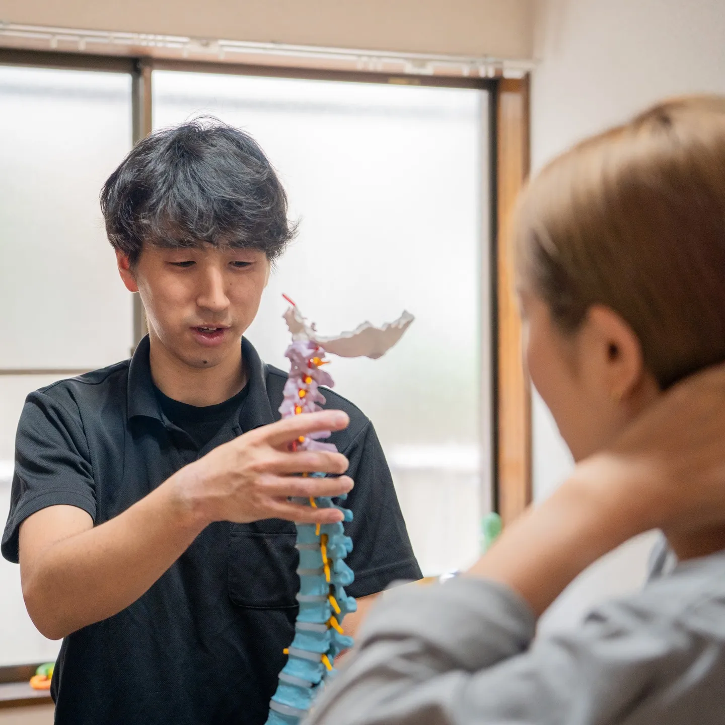 【姿勢や寝方に共通する特徴があるかもしれません。